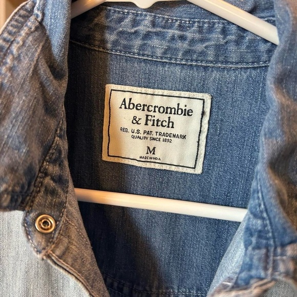 Abercrombie & Fitch Ombre Denim Button-Up 💙 - Picture 4 of 8